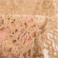 92912-Spitze-mit-Chenille-Meterware-camel-150cm-breit-IMG-0714.jpg Spitzenstoff mit floraler Chenille-Struktur in Camel, transparent und weich fallend, 150 cm Breite - mit erkennbarer Transparenz
