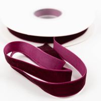 Samtband lila, 15 mm breit, auf Rolle mit 10 m Länge, hochwertiges Dekoband und Geschenkband, präsentiert mit leicht aufgewickeltem Band zur Veranschaulichung von Struktur und Farbintensität - Detailaufnahme