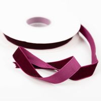 92913-Samtband-lila-15mm-breit-1-Rolle-mit-10m-Dekoband-und-Geschenkband-IMG-0204.jpg Samtband lila, 15 mm breit, auf Rolle mit 10 m Länge, hochwertiges Dekoband und Geschenkband, präsentiert mit leicht aufgewickeltem Band zur Veranschaulichung von Struktur und Farbintensität - Nahaufnahme