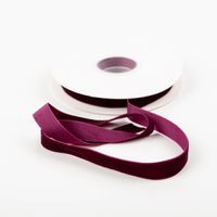 92913-Samtband-lila-15mm-breit-1-Rolle-mit-10m-Dekoband-und-Geschenkband-IMG-0206.jpg Samtband lila, 15 mm breit, auf Rolle mit 10 m Länge, hochwertiges Dekoband und Geschenkband, präsentiert mit leicht aufgewickeltem Band zur Veranschaulichung von Struktur und Farbintensität - Vollansicht