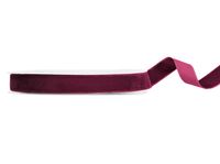 92913-Samtband-lila-15mm-breit-1-Rolle-mit-10m-Dekoband-und-Geschenkband-Screenshot-2025-10-09-142235.jpg Samtband lila, 15 mm breit, auf Rolle mit 10 m Länge, hochwertiges Dekoband und Geschenkband, präsentiert mit leicht aufgewickeltem Band zur Veranschaulichung von Struktur und Farbintensität - Nahaufnahme des Bandes