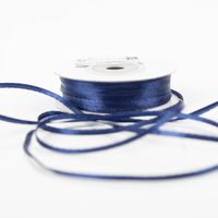 Satinband blau, 3 mm breit, auf Rolle mit 50 m Länge, feines Dekoband und Geschenkband, präsentiert mit locker ausgelegtem Band zur Veranschaulichung von Glanz, Farbe und schmaler Bandstruktur - distanzierte Aufnahme