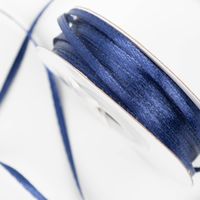 92915-Satinband-blau-3mm-breit-1-Rolle-mit-50m-Dekoband-und-Geschenkband-IMG-0211.jpg Satinband blau, 3 mm breit, auf Rolle mit 50 m Länge, feines Dekoband und Geschenkband, präsentiert mit locker ausgelegtem Band zur Veranschaulichung von Glanz, Farbe und schmaler Bandstruktur - Detailaufnahme