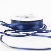 92915-Satinband-blau-3mm-breit-1-Rolle-mit-50m-Dekoband-und-Geschenkband-IMG-0212.jpg Satinband blau, 3 mm breit, auf Rolle mit 50 m Länge, feines Dekoband und Geschenkband, präsentiert mit locker ausgelegtem Band zur Veranschaulichung von Glanz, Farbe und schmaler Bandstruktur - Nahaufnahme von der Seite