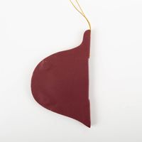 Weihnachtshänger „Honeycomb Oval“ in Weinrot mit feinem Goldrand, ca. 18 × 15 cm, dekorativer Papieranhänger in Wabenstruktur, präsentiert mit Quaste und Aufhängung zur Veranschaulichung von Form, Farbe und Struktur - eingefalten