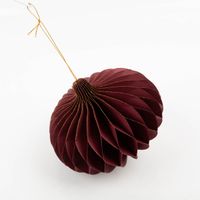 Weihnachtshänger „Honeycomb Oval“ in Weinrot mit feinem Goldrand, ca. 18 × 15 cm, dekorativer Papieranhänger in Wabenstruktur, präsentiert mit Quaste und Aufhängung zur Veranschaulichung von Form, Farbe und Struktur- Detailaufnahme