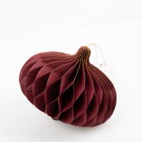 Weihnachtshänger „Honeycomb Oval“ in Weinrot mit feinem Goldrand, ca. 18 × 15 cm, dekorativer Papieranhänger in Wabenstruktur, präsentiert mit Quaste und Aufhängung zur Veranschaulichung von Form, Farbe und Struktur - seitlich