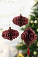 92917-Weihnachtshaenger-Honeycomb-Oval-mit-Quaste-weinrot-mit-Goldrand-18x15cm-Screenshot-2025-10-09-154430.jpg Weihnachtshänger „Honeycomb Oval“ in Weinrot mit feinem Goldrand, ca. 18 × 15 cm, dekorativer Papieranhänger in Wabenstruktur, präsentiert mit Quaste und Aufhängung zur Veranschaulichung von Form, Farbe und Struktur - Goldrand am Tannenzweig