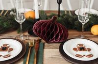 92917-Weihnachtshaenger-Honeycomb-Oval-mit-Quaste-weinrot-mit-Goldrand-18x15cm-Screenshot-2025-10-09-154500.jpg Weihnachtshänger „Honeycomb Oval“ in Weinrot mit feinem Goldrand, ca. 18 × 15 cm, dekorativer Papieranhänger in Wabenstruktur, präsentiert mit Quaste und Aufhängung zur Veranschaulichung von Form, Farbe und Struktur - als Tischdeko