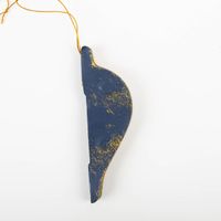 92918-Weihnachtshaenger-Honeycomb-Topfen-marineblau-mit-Goldrand--8x12cm-IMG-0216.jpg Weihnachtshänger „Honeycomb Topfen“ in Marineblau mit feinem Goldrand, ca. 8 × 12 cm, dekorativer Papieranhänger in Wabenoptik, präsentiert mit goldfarbener Aufhängung zur Veranschaulichung von Form, Farbe und Struktur - eingefalten