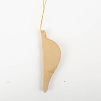 Weihnachtshänger „Honeycomb Topfen“ in Beige mit feinem Goldrand, ca. 8 × 12 cm, dekorativer Papieranhänger in Wabenstruktur, präsentiert mit goldfarbener Aufhängung zur Veranschaulichung von Form, Farbe und Material - eingefalten