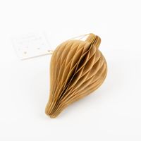 Weihnachtshänger „Honeycomb Topfen“ in Beige mit feinem Goldrand, ca. 8 × 12 cm, dekorativer Papieranhänger in Wabenstruktur, präsentiert mit goldfarbener Aufhängung zur Veranschaulichung von Form, Farbe und Material - Detailaufnahme