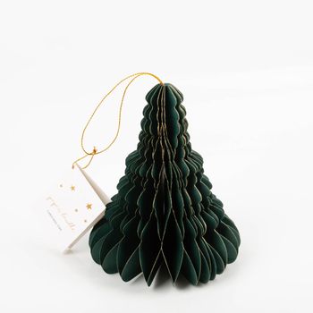Weihnachtshänger „Honeycomb Weihnachtsbaum“ in Flaschengrün mit feinem Goldrand, ca. 10 × 15 cm, dekorativer Papieranhänger in Wabenstruktur, präsentiert mit goldfarbener Aufhängung zur Veranschaulichung von Form, Farbe und Material - Nahaufnahme