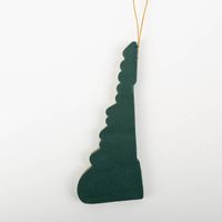 92920-Weihnachtshaenger-Honeycomb-Weihnachtsbaum--flaschengruen-mit-Goldrand--10x15cm-IMG-0242.jpg Weihnachtshänger „Honeycomb Weihnachtsbaum“ in Flaschengrün mit feinem Goldrand, ca. 10 × 15 cm, dekorativer Papieranhänger in Wabenstruktur, präsentiert mit goldfarbener Aufhängung zur Veranschaulichung von Form, Farbe und Material - eingefalten