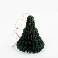 92920-Weihnachtshaenger-Honeycomb-Weihnachtsbaum--flaschengruen-mit-Goldrand--10x15cm-IMG-0243.jpg Weihnachtshänger „Honeycomb Weihnachtsbaum“ in Flaschengrün mit feinem Goldrand, ca. 10 × 15 cm, dekorativer Papieranhänger in Wabenstruktur, präsentiert mit goldfarbener Aufhängung zur Veranschaulichung von Form, Farbe und Material - Nahaufnahme