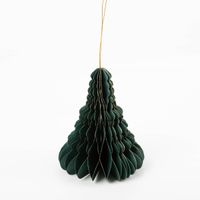 92920-Weihnachtshaenger-Honeycomb-Weihnachtsbaum--flaschengruen-mit-Goldrand--10x15cm-IMG-0245.jpg Weihnachtshänger „Honeycomb Weihnachtsbaum“ in Flaschengrün mit feinem Goldrand, ca. 10 × 15 cm, dekorativer Papieranhänger in Wabenstruktur, präsentiert mit goldfarbener Aufhängung zur Veranschaulichung von Form, Farbe und Material - Vollansicht