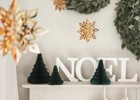 Großer Weihnachtshänger „Honeycomb Weihnachtsbaum“ in Flaschengrün mit feinem Goldrand, ca. 20 × 24 cm, dekorativer Papieranhänger in Wabenstruktur, präsentiert mit goldfarbener Aufhängung zur Veranschaulichung von Form, Farbe und Material - auf einem Kami