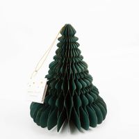 92921-Weihnachtshaenger-Honeycomb-Weihnachtsbaum--flaschengruen-mit-Goldrand--20x24cm-IMG-0250.jpg Großer Weihnachtshänger „Honeycomb Weihnachtsbaum“ in Flaschengrün mit feinem Goldrand, ca. 20 × 24 cm, dekorativer Papieranhänger in Wabenstruktur, präsentiert mit goldfarbener Aufhängung zur Veranschaulichung von Form, Farbe und Material - Vollansicht mi