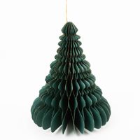 92921-Weihnachtshaenger-Honeycomb-Weihnachtsbaum--flaschengruen-mit-Goldrand--20x24cm-IMG-0252.jpg Großer Weihnachtshänger „Honeycomb Weihnachtsbaum“ in Flaschengrün mit feinem Goldrand, ca. 20 × 24 cm, dekorativer Papieranhänger in Wabenstruktur, präsentiert mit goldfarbener Aufhängung zur Veranschaulichung von Form, Farbe und Material - Vollansicht