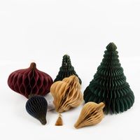 92921-Weihnachtshaenger-Honeycomb-Weihnachtsbaum--flaschengruen-mit-Goldrand--20x24cm-IMG-0254.jpg Großer Weihnachtshänger „Honeycomb Weihnachtsbaum“ in Flaschengrün mit feinem Goldrand, ca. 20 × 24 cm, dekorativer Papieranhänger in Wabenstruktur, präsentiert mit goldfarbener Aufhängung zur Veranschaulichung von Form, Farbe und Material - mit weiteren A