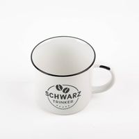 Beigefarbene Vintage-Tasse im Emaille-Look von Grafik Werkstatt mit schwarzem Schriftzug „Kaffee – die wichtigste Mahlzeit des Tages“, Keramik, 400 ml - von oben