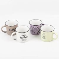 92932-Tasse-Vintage-Schwarztrinker-Keramik-im-Emaille-Look-400ml-von-Grafik-Werkstatt-IMG-0494.jpg Beigefarbene Vintage-Tasse im Emaille-Look von Grafik Werkstatt mit schwarzem Schriftzug „Kaffee – die wichtigste Mahlzeit des Tages“, Keramik, 400 ml - mit weiteren Tassen praesentiert