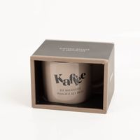 92933-Tasse-Vintage-Kaffee-Mahlzeit-Keramik-im-Emaille-Look-400ml-von-Grafik-Werkstatt-IMG-1569.jpg Vintage-Keramiktasse von Grafik Werkstatt mit 400 ml Fassungsvermögen. Der humorvolle Spruch Kaffee – Die wichtigste Mahlzeit des Tages macht sie zum idealen Geschenk für jeden Kaffeeliebhaber - mit Verpackung praesentiert