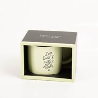 Diese charmante Keramiktasse im Vintage-Emaille-Look fasst 400 ml. Mit dem herzlichen Spruch Zum Glück gibt’s dich ist sie das perfekte Geschenk für einen Lieblingsmenschen oder zum Eigengebrauch - verpackt praesentiert