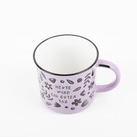 Fliederfarbene Vintage-Tasse im Emaille-Look von Grafik Werkstatt mit Blumenillustrationen und Schriftzug „Heute wird ein guter Tag“, Keramik, 400 ml - von oben
