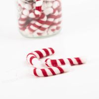 Weihnachtshänger Zuckerstange aus Filz in Rot und Weiß, präsentiert als dekorativer Anhänger von Boltze Home; handliches Format mit 8,5 cm Länge - Detailaufnahme