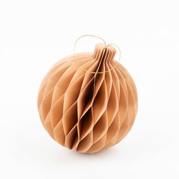 Beiger Weihnachtshänger Honeycomb Kugel von Boltze Home aus recyceltem Papier mit Wabenstruktur und Aufhängeband, Maße 13,5 × 15 cm - Nahaufnahme