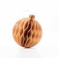 Beiger Weihnachtshänger Honeycomb Kugel von Boltze Home aus recyceltem Papier mit Wabenstruktur und Aufhängeband, Maße 13,5 × 15 cm - Vollansicht