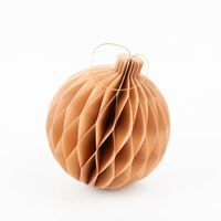 92958-Weihnachtshaenger-Honeycomb-Kugel-beige-13-5-x-15cm--H-x-D--recyceltes-Papier-von-Boltze-Home-IMG-0448.jpg Beiger Weihnachtshänger Honeycomb Kugel von Boltze Home aus recyceltem Papier mit Wabenstruktur und Aufhängeband, Maße 13,5 × 15 cm - Nahaufnahme
