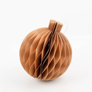 Beiger Weihnachtshänger Honeycomb Kugel von Boltze Home aus recyceltem Papier mit Wabenstruktur und goldfarbenem Aufhängeband, Größe 25 × 22 cm - Nahaufnahme