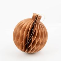 Beiger Weihnachtshänger Honeycomb Kugel von Boltze Home aus recyceltem Papier mit Wabenstruktur und goldfarbenem Aufhängeband, Größe 25 × 22 cm - Nahaufnahme