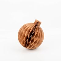 92959-Weihnachtshaenger-Honeycomb-Kugel-beige-25-x-22-cm--H-x-D--recyceltes-Papier-von-Boltze-Home-IMG-0456.jpg Beiger Weihnachtshänger Honeycomb Kugel von Boltze Home aus recyceltem Papier mit Wabenstruktur und goldfarbenem Aufhängeband, Größe 25 × 22 cm - Vollansicht