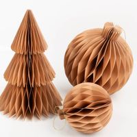 92959-Weihnachtshaenger-Honeycomb-Kugel-beige-25-x-22-cm--H-x-D--recyceltes-Papier-von-Boltze-Home-IMG-0463.jpg Beiger Weihnachtshänger Honeycomb Kugel von Boltze Home aus recyceltem Papier mit Wabenstruktur und goldfarbenem Aufhängeband, Größe 25 × 22 cm - mit weiteren Anhaengern praesentiert