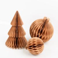 92960-Weihnachtsbaum-Honeycomb-beige-30-x-20-cm--H-x-D--recyceltes-Papier-von-Boltze-Home-IMG-0462.jpg Beiger Honeycomb-Weihnachtsbaum von Boltze Home aus recyceltem Papier mit gefalteter Wabenstruktur, freistehend, Größe 30 × 20 cm - mit weiteren Anhaengern praesentiert