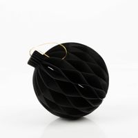 92963-Weihnachtshaenger-Honeycomb-Kugel-schwarz-13-5x15-cm--H-x-D--recyceltes-Papier-von-Boltze-Home-IMG-0433.jpg Weihnachtshänger Honeycomb Kugel von Boltze Home aus recyceltem Papier, schwarz, mit Wabenstruktur, zum Aufhängen, Maße 13,5 × 15 cm - Detailaufnahme
