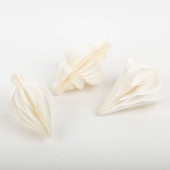 Drei weiße Honeycomb-Weihnachtshänger aus recyceltem Papier von Boltze Home, Set aus Kugel-, Tropfen- und Tannenform, jeweils ca. 10 × 7 cm - Vollansicht