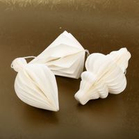 Drei weiße Honeycomb-Weihnachtshänger aus recyceltem Papier von Boltze Home, Set aus Kugel-, Tropfen- und Tannenform, jeweils ca. 10 × 7 cm - mit Farbkontrast