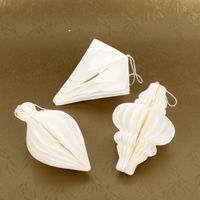 Drei weiße Honeycomb-Weihnachtshänger aus recyceltem Papier von Boltze Home, Set aus Kugel-, Tropfen- und Tannenform, jeweils ca. 10 × 7 cm - Detailaufnahme