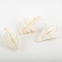 92964-Weihnachtshaenger-Honeycomb-weiss-im-3er-Set-10x7-cm--H-x-D--recyceltes-Papier-von-Boltze-Home-IMG-0501.jpg Drei weiße Honeycomb-Weihnachtshänger aus recyceltem Papier von Boltze Home, Set aus Kugel-, Tropfen- und Tannenform, jeweils ca. 10 × 7 cm - Vollansicht