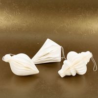 92964-Weihnachtshaenger-Honeycomb-weiss-im-3er-Set-10x7-cm--H-x-D--recyceltes-Papier-von-Boltze-Home-IMG-0507.jpg Drei weiße Honeycomb-Weihnachtshänger aus recyceltem Papier von Boltze Home, Set aus Kugel-, Tropfen- und Tannenform, jeweils ca. 10 × 7 cm - Vollansicht mit Farbkontrast