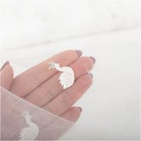 92996-Tuell-Stoff-Schwan-Stickerei-weiss-125cm-Breite-IMG-0653.jpg Feiner weißer Tüllstoff mit kleinen Schwan-Stickereien, 125 cm Breite - Transparenz