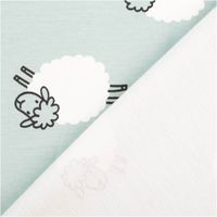 Blauer French Terry Sommersweat mit weißen Schäfchen-Motiven, weicher Stoff mit Schlingenstruktur, ideal für Kinderkleidung - mit Rueckseite
