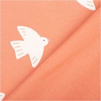 Rosa French Terry Sommersweat mit weißen Vogel-Motiven, weicher Stoff mit Schlingenstruktur, ideal für Kleidung und Accessoires - mit Rueckseite