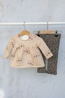 93013-French-Terry-Loewe-beige-Sommersweat-mit-Schlingenstruktur-150cm-25430-052-3.jpg French Terry Sommersweat „Löwe“ beige – elastisch & atmungsaktiv; Baby-Langarmshirt mit Löwenköpfen am Bügel, daneben Leo-Leggings, Stoffbreite 150 cm