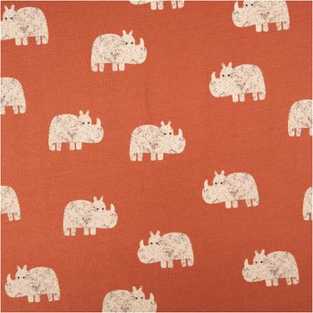 Baumwollstoff in Terracotta mit weißen Nashorn-Motiven, elastisch, hautfreundlich und weich, ideal für Kinderkleidung - Vollansicht