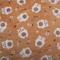 Beiger, kuschelweicher Fleecestoff, präsentiert mit weißen Bärchen, Äpfeln, Birnen und kleinen Motiven als kindliches Design, 1,45 m breit - Vollansicht